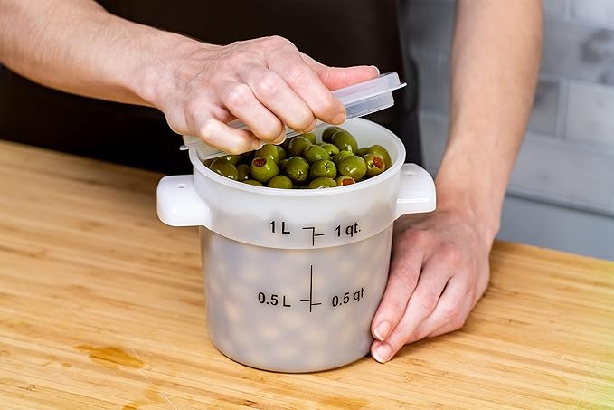 Carlisle FoodService Products Storplus Round Food Storage Container with Stackable Design for Catering Buffets Restaurants Polyethylene (Pe) 1 Quart White