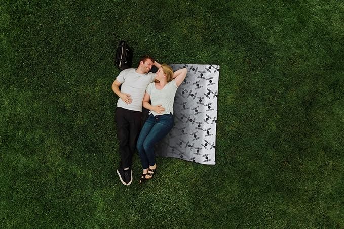 Picnic TIME Star Wars Darth Vader Impresa Picnic Blanket Lightweight Fleece Beach and Outdoor Blanket with Drawstring Backpack and Easy Fold Design (Black and White)