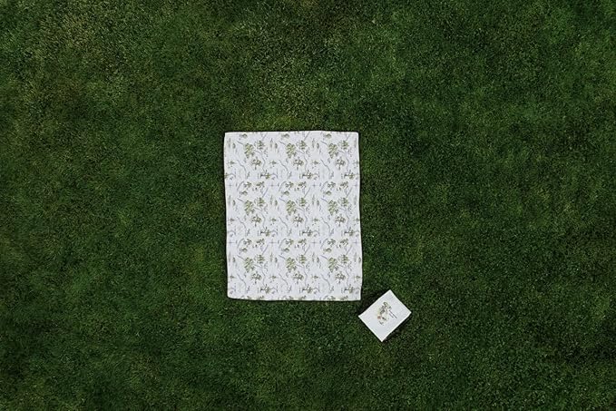 Picnic TIME Disney Winnie the Pooh Impresa Picnic Blanket Lightweight Folding Beach Blanket with Carry Backpack Machine Washable Water Resistant Fleece Picnic Mat (Black and White)