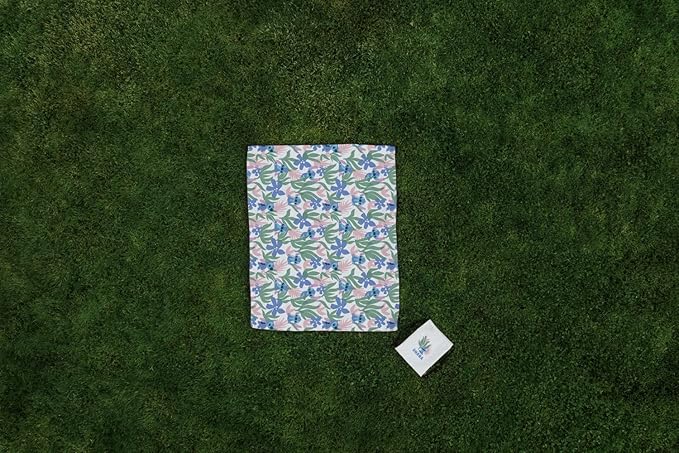 Picnic TIME Disney Lilo and Stitch Impresa Picnic Blanket Lightweight Folding Beach Blanket with Carry Backpack Machine Washable Water Resistant Fleece Picnic Mat (Black and White)