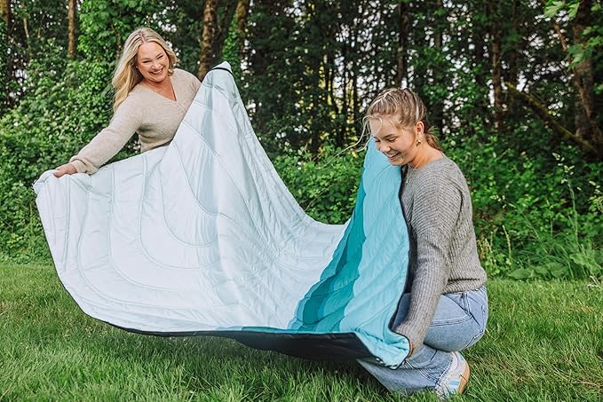 Picnic TIME Aura Outdoor Puffer Blanket Water-Repellent Puffy Printed Picnic Blanket for Camping and Park Large Cozy Outdoor Mat with Drawstring Bag Corner Loops and Pocket (Morning Ocean)